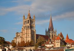 La sagoma gotica della Cattedrale di Notre-Dame domina il panorama dei tetti di Losanna (Svizzera).