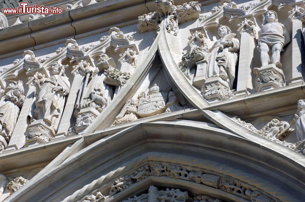 Immagine Dettaglio dello stemma sopra la volta della Cattedrale di Notre-Dame a Losanna. La chiesa, in origine cattolica, divenne protestante dopo la riforma del 1536.