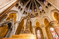 Il crocifisso e gli archi della Cattedrale di Notre-Dame di Losanna, la più importante chiesa protestante della citta svizzera.