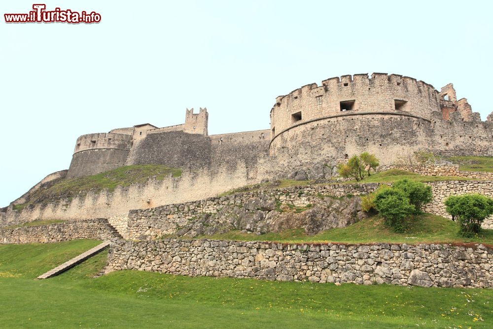 Immagine Castel Beseno (Besenello, Trento), fu costruito probabilmente nel XII secolo, quando era un feudo dei conti di Appiano.