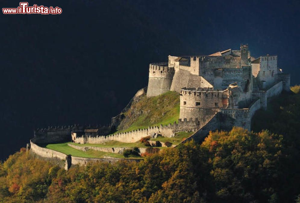 Immagine Castel Beseno è la più grande fortezza della regione Trentino-Alto Adige. Il castello è attualmente una sede museale e ospita rievocazioni storiche.