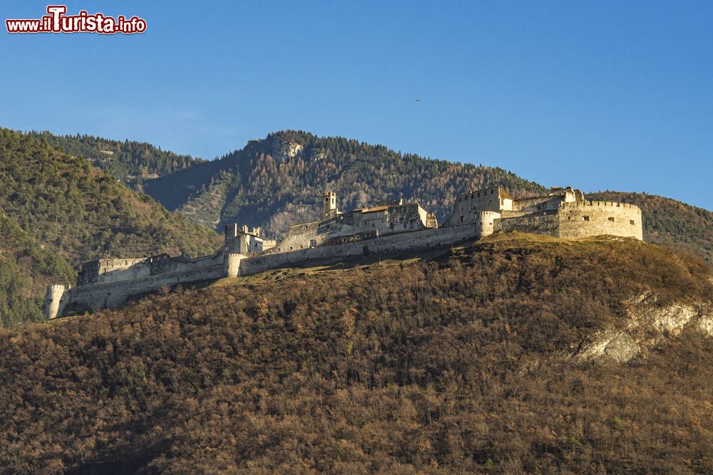Immagine Castel Beseno sorge nel comune di Besenello (Trento), all'ingresso della valle che conduce all'Altopiano di Folgaria.