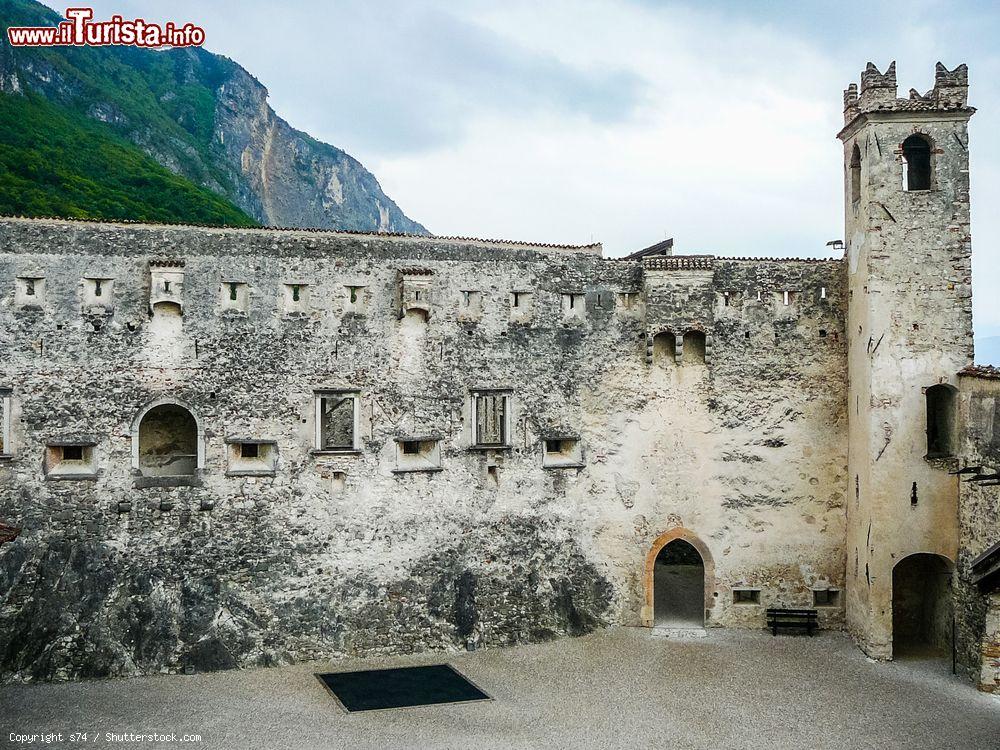 Immagine Castel Beseno si trova a metà strada tra Trento e Rovereto. Si tratta di una maestosa fortezza sulla sommità di una collina che domina la Valle dell’Adige - foto © s74 / Shutterstock.com