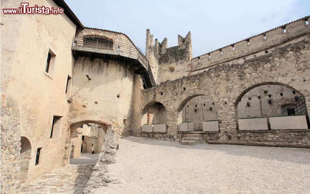 Immagine Castel Beseno si trova a 20 km da Trento ed è una struttura fortificata medievale, la più grande del Trentino.