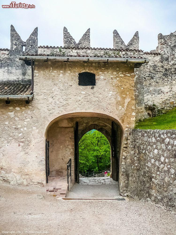 Immagine Il Castello di Beseno (TN) è di origine medioevale, quando fu costruito prevalentemente per scopi difensivi, anche se presneta in parte una struttura rinascimentale frutto di successivi lavori di ristrutturazione - foto © s74 / Shutterstock.com