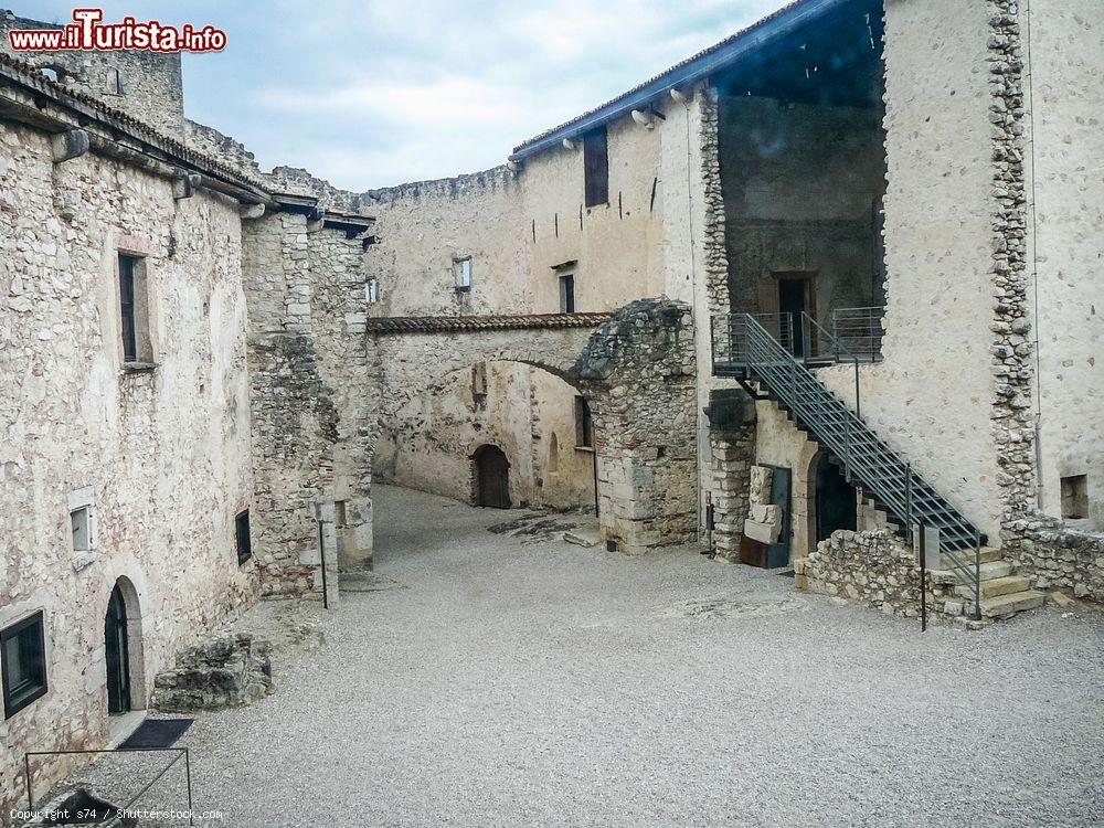 Immagine All'interno di Castel Beseno (Besenello, TN) si possono ammirare i bastioni, le strutture fortificate, i cortili e tutte le caratteristiche architettoniche della struttura - foto © s74 / Shutterstock.com