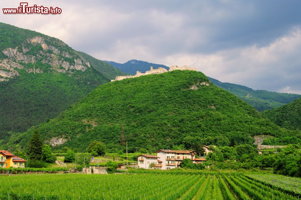 Immagine L'inconfondibile sagoma di Castel Beseno (Besenello, Trento) domina la vallata sottostante. Il castello è visibile anche percorrendo in treno la linea del Brennero.