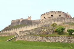 Castel Beseno (Besenello, Trento), fu costruito probabilmente nel XII secolo, quando era un feudo dei conti di Appiano.