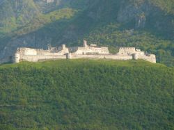 Castel Beseno (Besenello, Trentino-Alto Adige) è conosciuto anche con il nome tedesco di Schloss Pysein e domina la sottostante Vallegarina - foto © s74 / Shutterstock.com