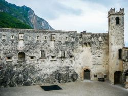 Castel Beseno si trova a metà strada tra Trento e Rovereto. Si tratta di una maestosa fortezza sulla sommità di una collina che domina la Valle dell’Adige - foto © s74 ...
