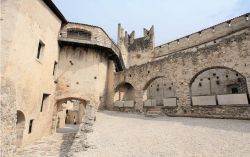 Castel Beseno si trova a 20 km da Trento ed è una struttura fortificata medievale, la più grande del Trentino.