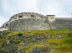 I grandi bastioni di Castel Beseno sono cinquecenteschi, perchè con l'invenzione della polvere da sparo si dovette riadattare la struttura per resister agli attachi con le nuove armi - ...