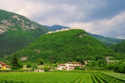 L'inconfondibile sagoma di Castel Beseno (Besenello, Trento) domina la vallata sottostante. Il castello è visibile anche percorrendo in treno la linea del Brennero.