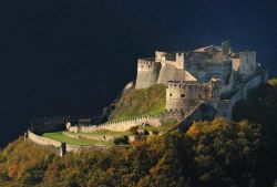 Castel Beseno è la più grande fortezza della regione Trentino-Alto Adige. Il castello è attualmente una sede museale e ospita rievocazioni storiche.