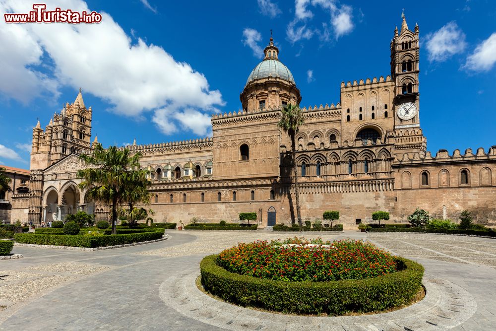 Immagine La cattedrale di Palermo fu costruita a partire dal 1185 ed è caratterizzata da diversi stili, frutto di successivi lavori e aggiunte architettoniche.