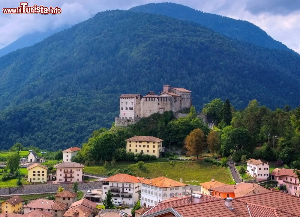 Immagine Il borgo di stenico in trentino e il castello che domina il villaggio