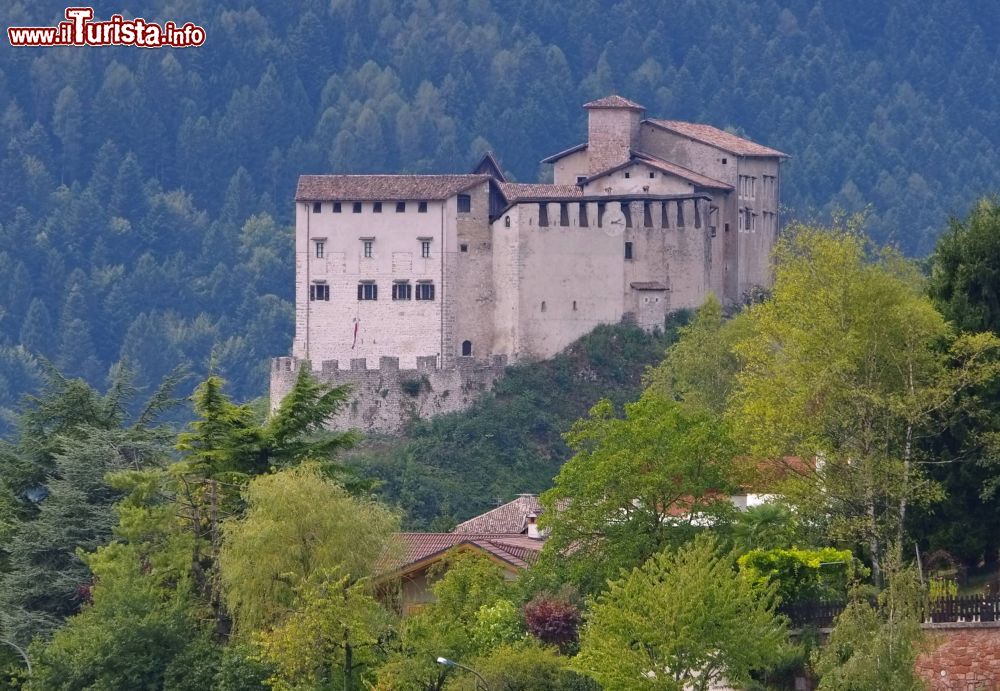 Immagine Il solitario Castello di Stenico che domina l'omonmo villaggio del Trentino