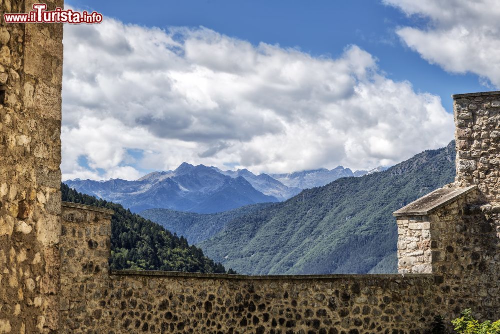 Immagine Le montagne del Trentino fotografate dagli spalti del Castello di Stenico