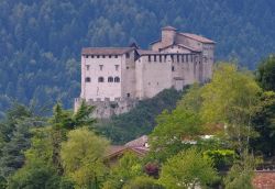 Il solitario Castello di Stenico che domina l'omonmo villaggio del Trentino