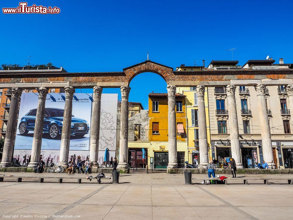 Immagine Le Colonne di San Lorenzo non sono solo uno straordinario monumento di Milano, ma anche un frequentato punto di ritrovo per i giovani - © Claudio Divizia / Shutterstock.com