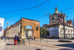 Le colonne di San Lorenzo si trovano di fronte all'omonima basilica nel centro di Milano - © Claudio Divizia / Shutterstock.com
