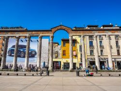 Le Colonne di San Lorenzo non sono solo uno straordinario monumento di Milano, ma anche un frequentato punto di ritrovo per i giovani - © Claudio Divizia / Shutterstock.com