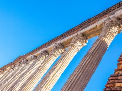 Le sedici Colonne di San Lorenzo sono uno dei monumenti più amati dai milanesi, testimonianza dell'antico splendore della Mediolanum romana - © Claudio Divizia / Shutterstock.com ...