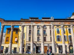 A Milano, su Corso di Porta Ticinese, si trovano sedici colonne di marmo con capitelli corinzi, note come "Colonne di San Lorenzo" - foto © Claudio Divizia / Shutterstock.com