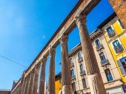 Milano: le Colonne di San Lorenzo, di origine romana, sono inserite nel contesto urbano di Porta Ticinese  - © Claudio Divizia / Shutterstock.com