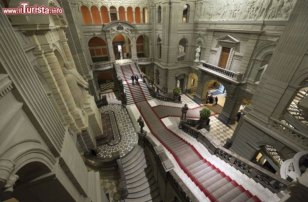 Immagine Interno del Palazzo Federale di Berna, sede del Parlamento Svizzero - © www.parlament.ch, Wikipedia