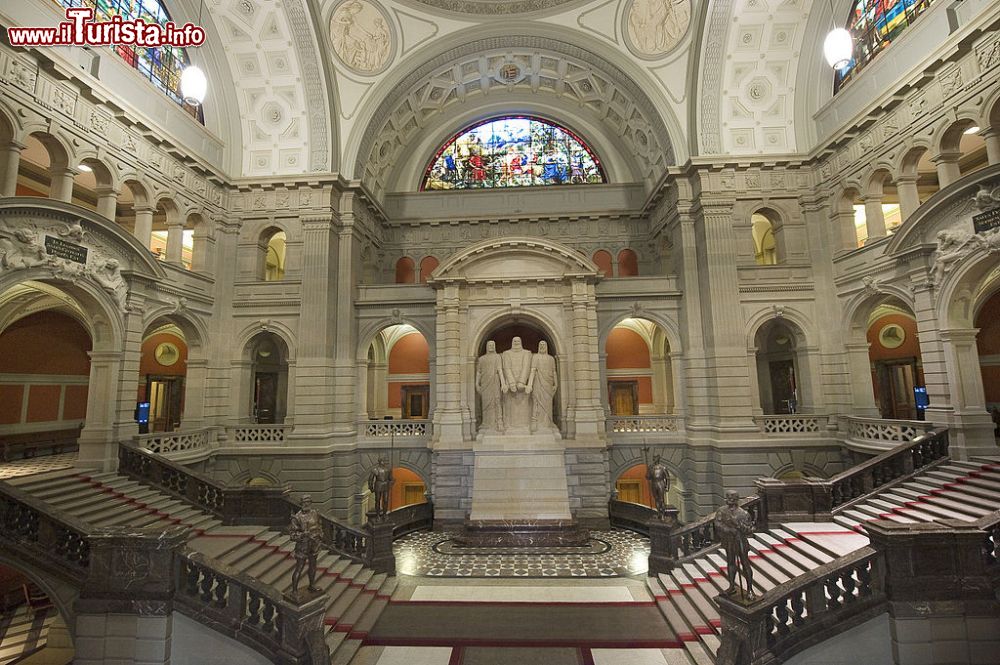 Immagine La Kuppelhalle la grande sala del Palazzo Federale di Berna - © www.parlament.ch, Wikipedia
