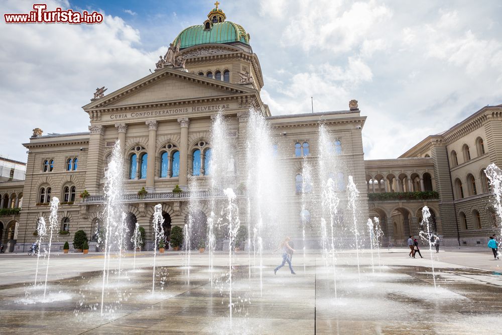Immagine Le fontane con giochi d'acqua davanti al Parlamento Svizzero di Berna