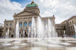 Le fontane con giochi d'acqua davanti al Parlamento Svizzero di Berna