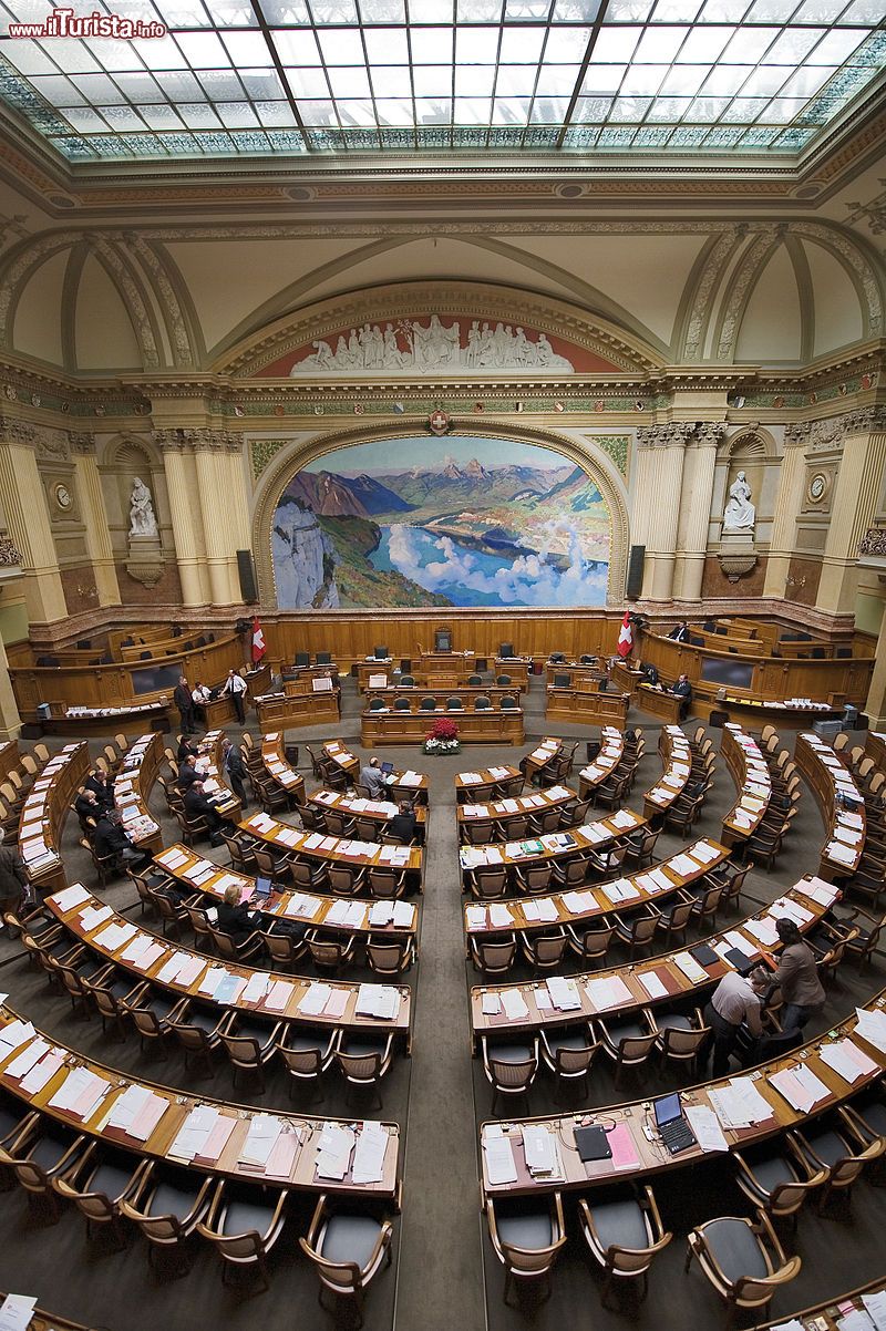 Immagine La Sala del Consiglio Federale elvetico, presso la Bundeshaus di Berna - © www.parlament.ch, Wikipedia