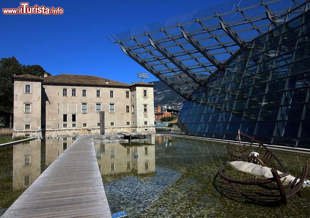 Immagine Le moderne vasche esterne nel parco del Palazzo delle Albere di Trento, e sulla destra la struttura del MUSE il Museo della scienza di Trento - foto © Gisy Marconi - CC BY-SA 4.0, Collegamento