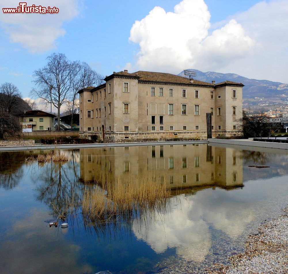 Immagine Trento, Palazzo delle Albere: la villa-fortezza si profila a pianta quadrata e dotata di quattro torri angolari - foto © Graziella taibi - CC BY-SA 4.0, Collegamento