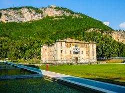 Lo splendido Palazzo delle Albere di Trento è una dimora signorile, ma anche una fortezza, costruito nel Cinquecento - © s74 / Shutterstock.com