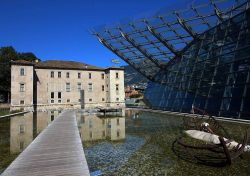 Le moderne vasche esterne nel parco del Palazzo delle Albere di Trento, e sulla destra la struttura del MUSE il Museo della scienza di Trento - foto © Gisy Marconi - CC BY-SA ...