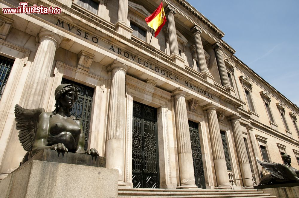 Immagine La bandiera spagnola svetta sul Museo Archeologico di Madrid. L'edificio si trova in calle Serrano 13, a nord-est del centro storico.