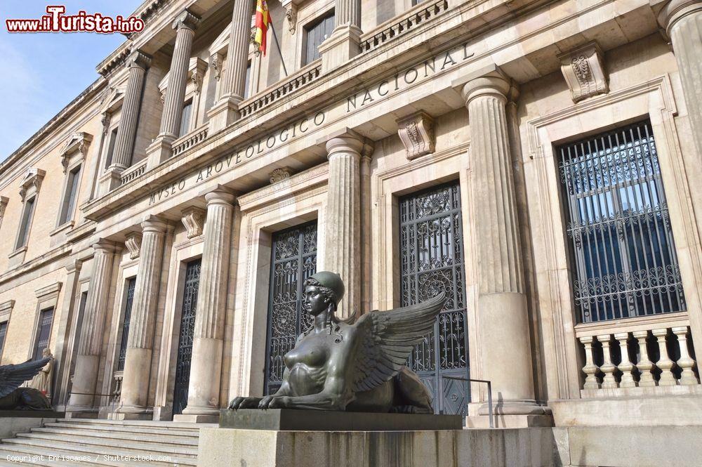 Immagine L'ingresso del Museo Archeologico (Museo Arqueológico Nacional) di Madrid, Spagna - foto © Enriscapes / Shutterstock.com