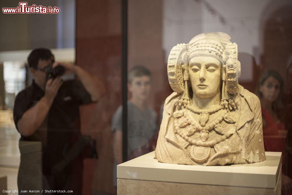 Immagine La Dalma di Elche è un busto in pietra ritrovato a Elche, in Spagna, nel 1897 oggi conservato al National Archeological Museum di Madrid - © Juan Aunion / Shutterstock.com