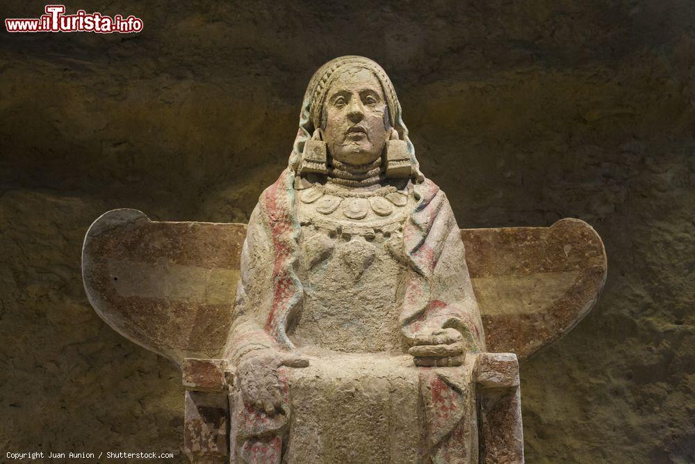 Immagine La Dama di Baza è un celebre esempio di scultura, opera del popolo celtibero dei Bastetani. Si tratta di una figura femminile con tracce di pittura policroma. La scultura è stata trovata il 22 luglio 1971 da Francisco José Presedo Velo, a Baza, cittadina spagnola posta sull'altipiano a nord-ovest della provincia di Granada. - © Juan Aunion / Shutterstock.com