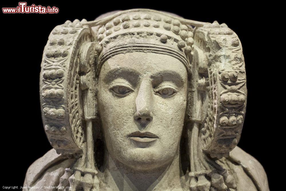 Immagine La Dama di Elche è un busto in pietra ritrovato a Elche, in Spagna, nel 1897. La scultura è conservata presso il Museo Archeologico Nazionale di Madrid. - © Juan Aunion / Shutterstock.com