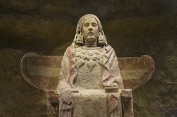 La Dama di Baza è un celebre esempio di scultura, opera del popolo celtibero dei Bastetani. Si tratta di una figura femminile con tracce di pittura policroma. La scultura è stata ...