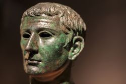 Una testa di bronzo dell'epoca Romana esposta nel Museo Arqueológico Nacional di Madrid - foto © Juan Aunion / Shutterstock.com