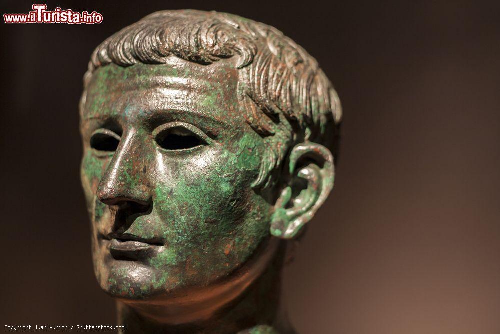 Immagine Una testa di bronzo dell'epoca Romana esposta nel Museo Arqueológico Nacional di Madrid - foto © Juan Aunion / Shutterstock.com