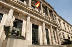 La bandiera spagnola svetta sul Museo Archeologico di Madrid. L'edificio si trova in calle Serrano 13, a nord-est del centro storico.