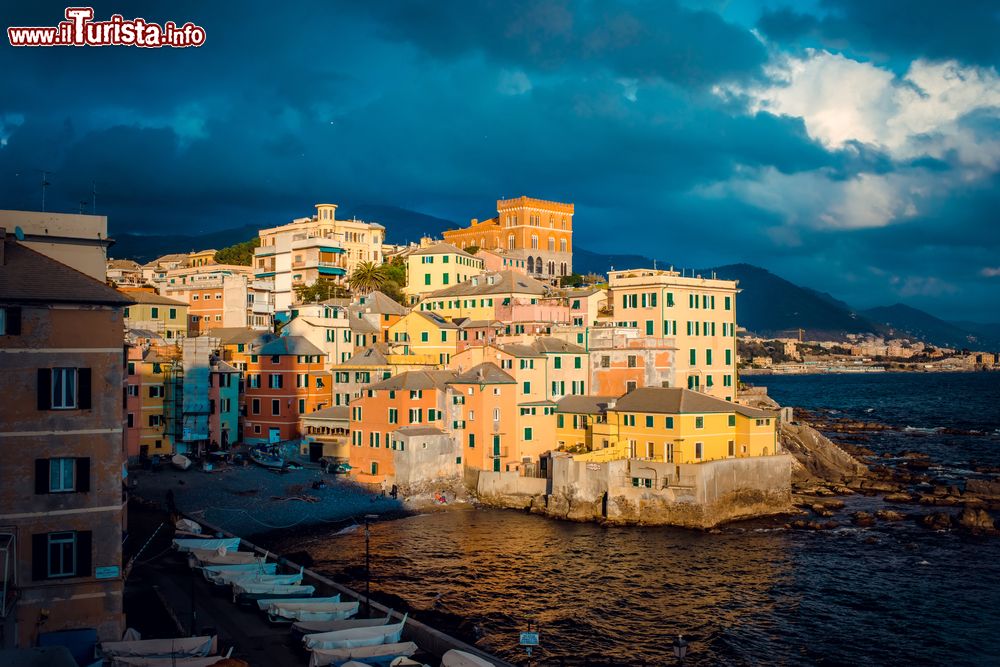 Immagine Boccadasse,il pittoresco quartiere di Genova fotografato al tramonto