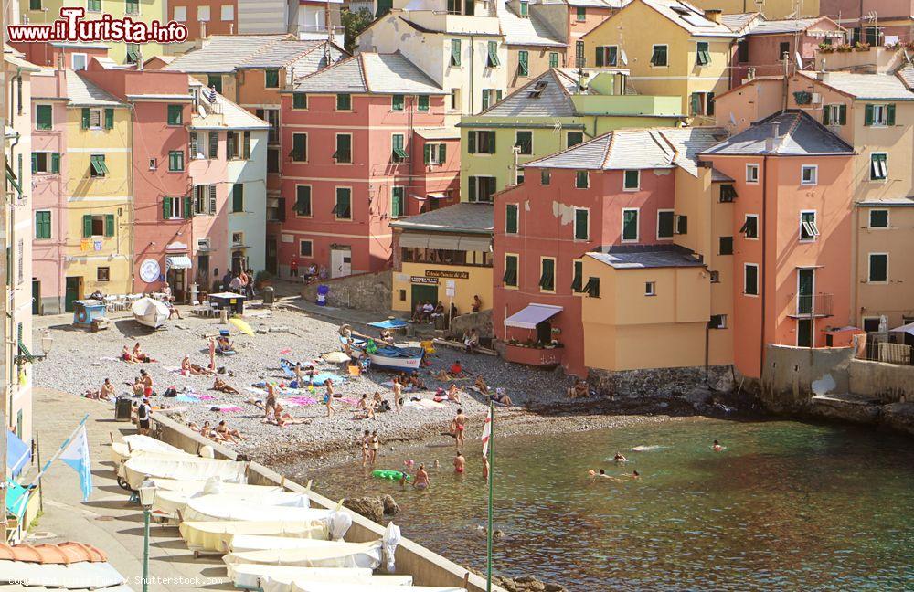 Immagine La piccola spiaggia di Boccadasse a Genova, uno dei gioielli della Riviera di Levante in Liguria - © Luisa Fumi / Shutterstock.com