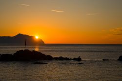 Alba a Genova fotografata dal quartiere di  Boccadasse, pittoresco villaggio di pescatori